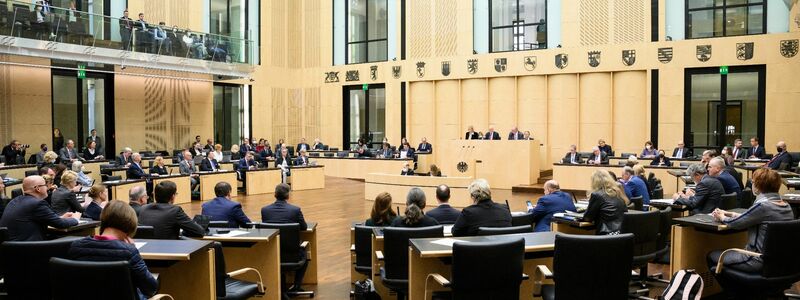 Beratungen im Bundesrat: Die Länderkammer muss dem Haushaltsfinanzierungsgesetz nicht zustimmen, könnte aber Einspruch einlegen. - Foto: Bernd von Jutrczenka/dpa