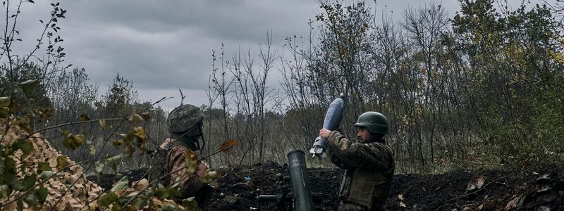Ukrainische Soldaten feuern eine Haubitze auf russische Stellungen. Die Ukraine leidet massiv unter Munitionsmangel für Artillerie. Nun soll Kiew neue Munition zur Verteidigung erhalten. - Foto: Libkos/AP/dpa