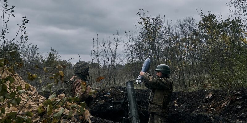 Ukrainische Artillerie beim Feuergefecht. (Archivbild) - Foto: Libkos/AP/dpa