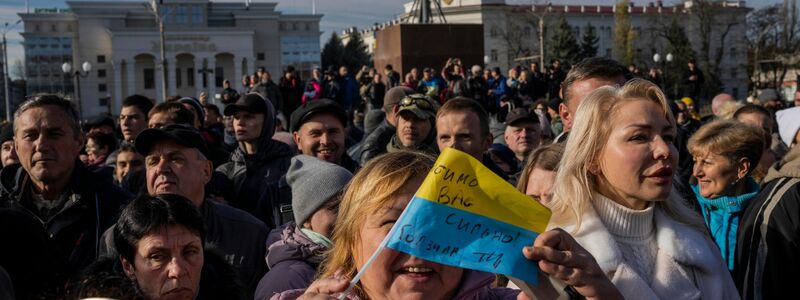 Anwohner versammeln sich während eines Besuchs des ukrainischen Präsidenten Wolodymyr Selenskyj in Cherson. - Foto: Bernat Armangue/AP/dpa