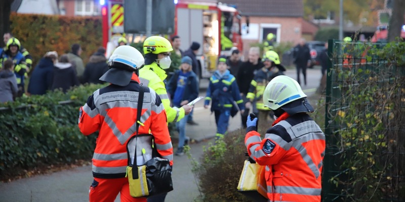 FW VG Westerburg: Rettungswagen prallt auf Einsatzfahrt mit PKW zusammen - drei Personen leicht verletzt - Foto: presseportal.de