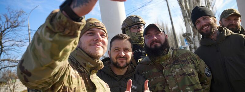 Ukrainische Soldaten machen ein Selfie mit Wolodymyr Selenskyj während seines Besuchs in Cherson. - Foto: ---/Ukrainian Presidential Press Office/AP/dpa