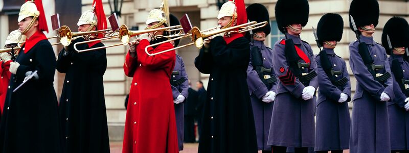 Die Band of the Household Cavalry spielt «Happy Birthday» bei der Zeremonie zur Wachablösung im Buckingham Palace in London. - Foto: Victoria Jones/PA Wire/dpa