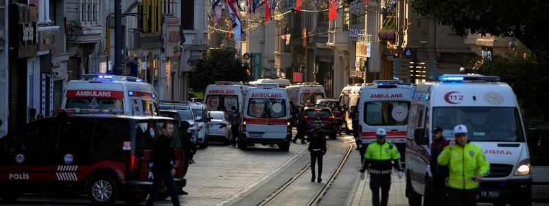 Polizeifahrzeuge und Krankenwagen im Einsatz in Istanbul. - Foto: Francisco Seco/AP/dpa