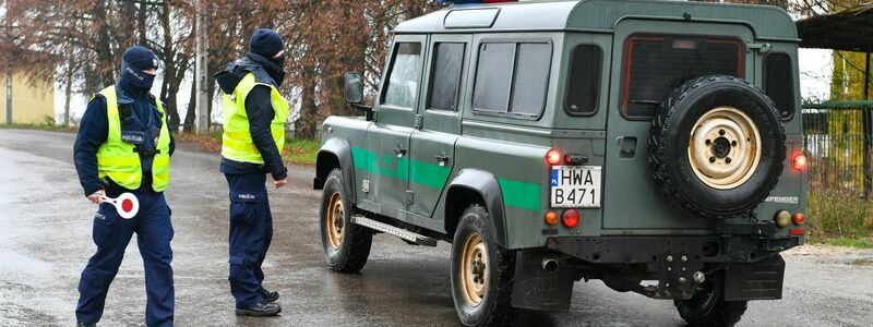Polnische Polizisten am Tag nach dem Einschlag im Dorf Przewodow. - Foto: Wojtek Jargilo/PAP/dpa