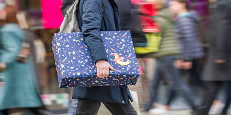 Die allermeisten Tarifbeschäftigten in Deutschland bekommen ein Weihnachtsgeld (Archivbild). - Foto: Frank Rumpenhorst/dpa
