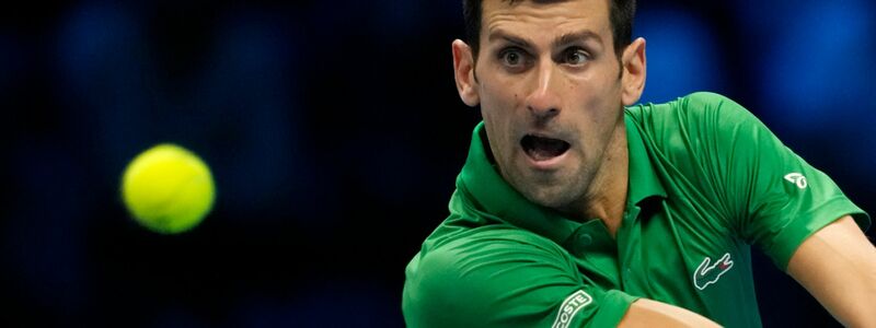 Spielt mit Jannik Sinner um den Titel bei den ATP-Finals: Novak Djokovic. - Foto: Antonio Calanni/AP/dpa