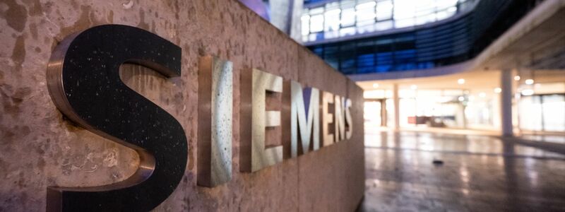 Das Logo von Siemens ist an der Firmenzentrale in München zu sehen. - Foto: Sven Hoppe/dpa