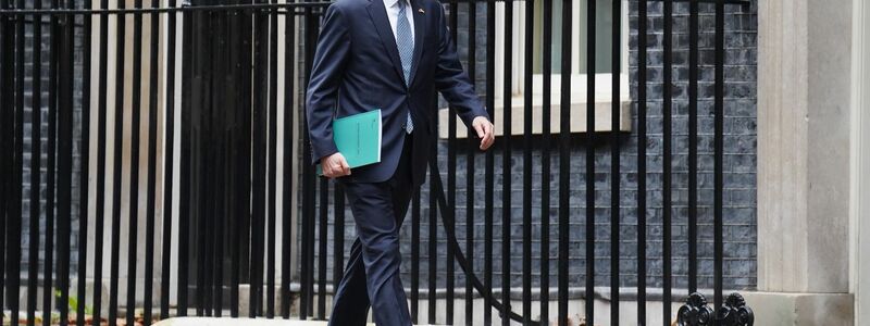 Der britische Finanzminister Jeremy Hunt verlässt 11 Downing Street, um im Unterhaus sein Herbst-Statement abzugeben. - Foto: James Manning/PA Wire/dpa