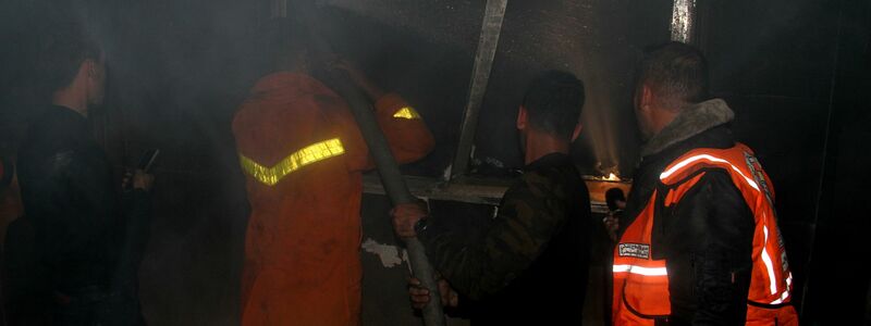Feuerwehrleute im Einsatz. - Foto: Palestinian Ministry Of Interior/APA Images via ZUMA Press Wire/dpa