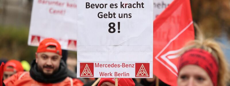 Warnstreik der Beschäftigten vor dem Mercedes-Benz Werk in Berlin. - Foto: Gerald Matzka/dpa