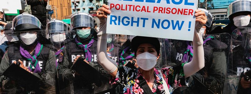 Eine Demonstrantin protestiert vor der Bereitschaftspolizei in Bangkok. - Foto: Varuth Pongsapipatt/SOPA Images via ZUMA Press Wire/dpa