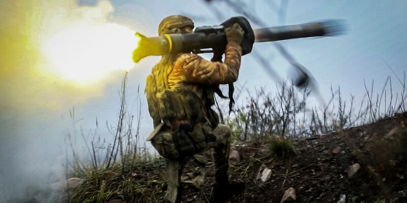 Ukrainische Soldaten bereiten einen Mehrfachraketenwerfer vor, bevor sie auf russische Stellungen feuern. - Foto: Roman Chop/AP/dpa