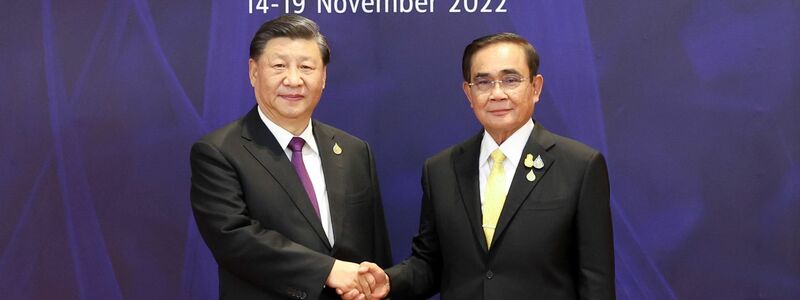 Handschlag in Bangkok: Chinas Präsident Xi Jinping (l) und Gastgeber Prayut Chan-o-cha, der Ministerpräsident von Thailand. - Foto: Ding Haitao/XinHua/dpa
