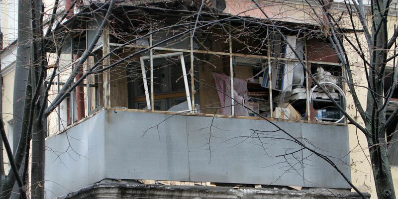 Rauch steigt aus einem Wohnblock, der von einer russischen Rakete getroffen wurde. - Foto: ---/Ukrinform/dpa