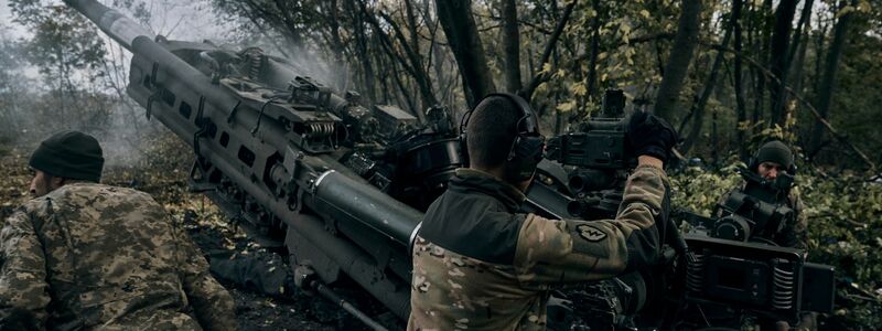 Ukrainische Soldaten feuern aus einer von den USA gelieferten Haubitze M777. - Foto: Libkos/AP/dpa