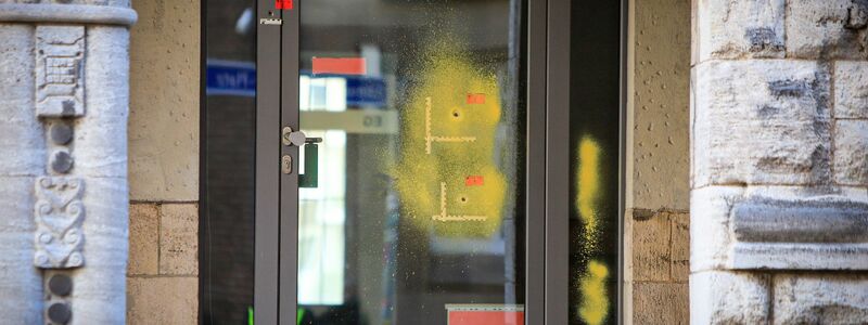 An einer verglasten Tür des Rabbinerhauses in Essen sind Einschusslöcher zu sehen. - Foto: Justin Brosch/ANC-NEWS/dpa