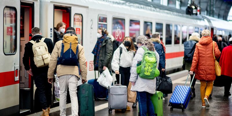 Rund 4,9 Millionen Fahrgäste waren über Weihnachten im Fernverkehr der Deutschen Bahn unterwegs. (Archivbild) - Foto: Hauke-Christian Dittrich/dpa
