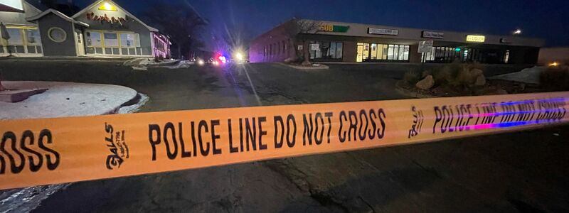Die Polizei hat den Bereich um den Nachtclub in Colorado Springs weiträumig abgesperrt. - Foto: Thomas Peipert/AP/dpa