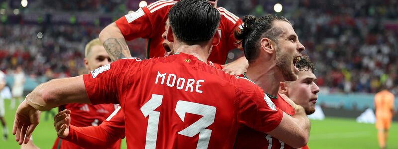 Die Waliser feiern das 1:1 durch Gareth Bale per Elfmeter gegen die USA. - Foto: Pan Yulong/XinHua/dpa