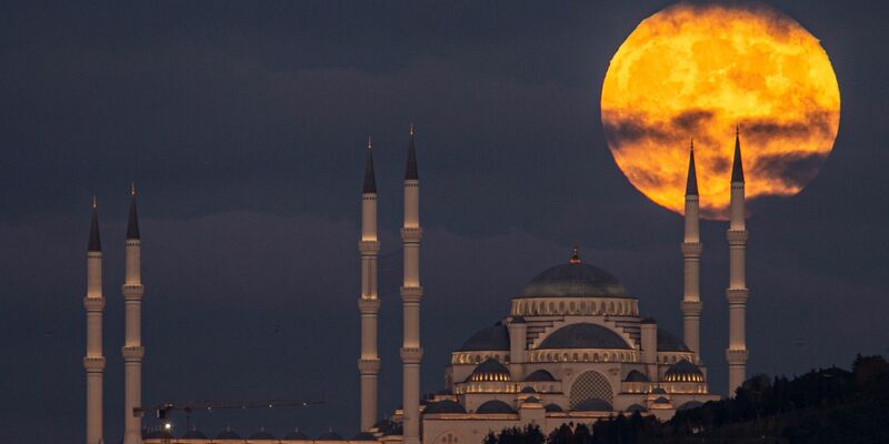 Das Erdbeben schreckte die Menschen in Istanbul auf. (Symbolbild) - Foto: Emrah Gurel/AP/dpa