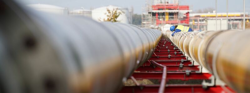 Arbeiter bauen Gas-Pipelines für LNG-Flüssiggas-Terminal in Brunsbüttel. - Foto: Marcus Brandt/dpa/Symbolbild