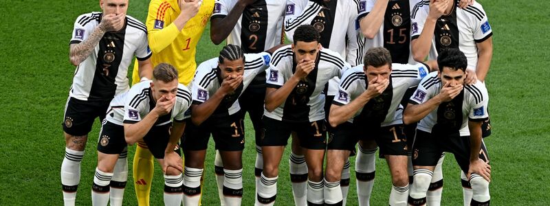 Die deutsche Fußball-Mannschaft setzte vor dem Spiel gegen Japan ein Zeichen. - Foto: Robert Michael/dpa