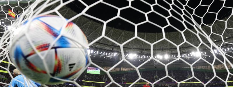 Ferran Torres verwandelt einen Elfmeter zum 3:0 für Spanien: Der Ball zappelt im Netz. - Foto: Li Ming/Xinhua/dpa