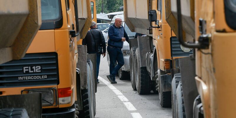 Kosovarische Polizisten sichern eine Straße in Zvecan. - Foto: Visar Kryeziu/AP/dpa