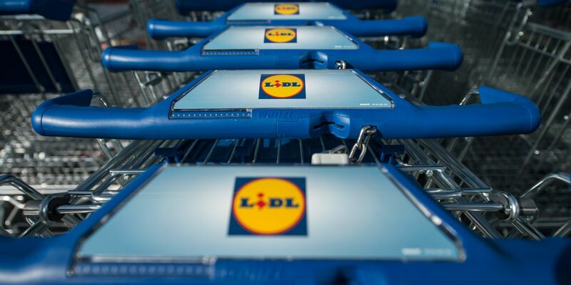 Der Discounter Lidl warb im Mai im Zusammenhang mit einer großen Werbekampagne mit dem Slogan «größte Preissenkung aller Zeiten». - Foto: Marijan Murat/dpa
