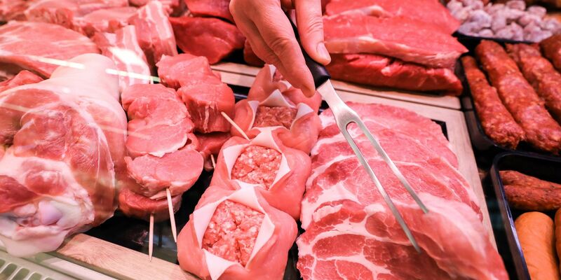 Schweinefleisch und Rindfleisch liegen in einer Fleischtheke in einem Supermarkt: Die Kunden  sollen bei mehr Fleischwaren zukünftig mehr Klarheit über das Herkunftsland der Tiere bekommen. - Foto: Jan Woitas/dpa-Zentralbild/dpa