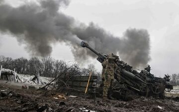 Ukrainische Soldaten beim Beschuss russischer Stellungen - nun mussten sie sich aus der Stadt Siwersk im Norden der Region Donbass zurückziehen. (Archivbild) - Foto: Roman Chop/AP/dpa