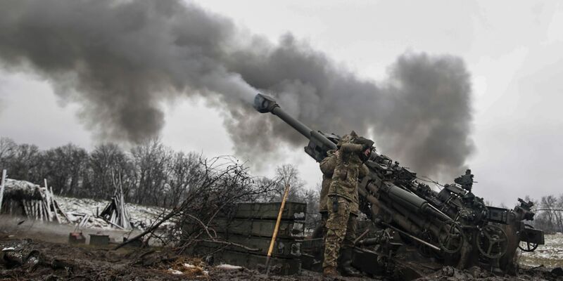 Ukrainische Soldaten beim Beschuss russischer Stellungen - nun mussten sie sich aus der Stadt Siwersk im Norden der Region Donbass zurückziehen. (Archivbild) - Foto: Roman Chop/AP/dpa