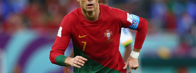 Superstar Ronaldo (M) musste zu Spielbeginn auf der portugiesischen Bank Platz nehmen. - Foto: Tom Weller/dpa