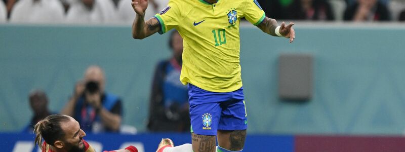 Brasiliens Neymar (r) wird vom Serben Nemanja Gudelj gefoult. - Foto: Robert Michael/dpa