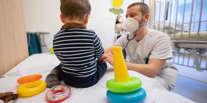 Ein Arzt untersucht im Olgahospital des Klinikums Stuttgart einen kleinen Patienten. - Foto: Sebastian Gollnow/dpa