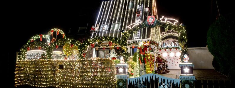 Zahlreiche Lichter erstrahlen am weihnachtlich geschmückten Haus der Familie Borchart. Vom 1. Advent bis zum Jahresende erstrahlt das Haus der Familie mit Weihnachtsdekoration und rund 60.000 Lichtern. - Foto: Hauke-Christian Dittrich/dpa