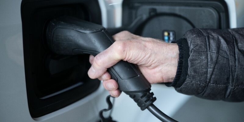 Die Bundesnetzagentur schlägt vor, dass bei einer drohenden Netzüberlastung der Strombezug etwa zum Laden eines E-Autos vorübergehend gedrosselt werden darf. - Foto: Marijan Murat/dpa