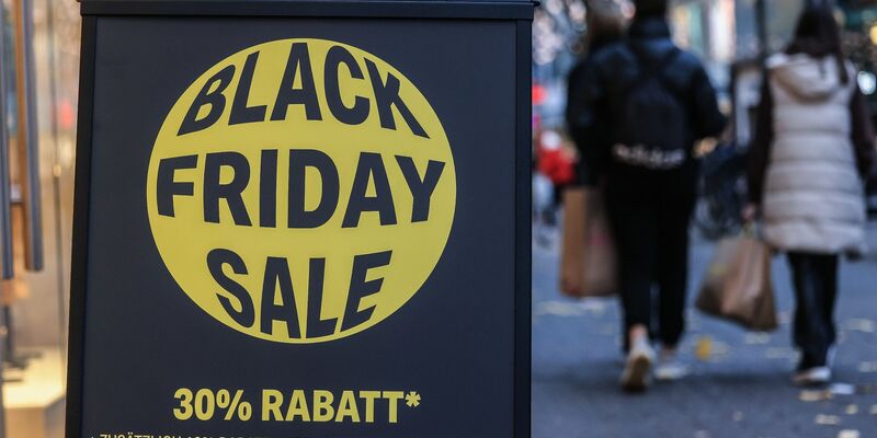 Zum Black Friday an diesem Freitag (24. November) wirbt der Handel teils mit erheblichen Rabatten um die Kundschaft. - Foto: Oliver Berg/dpa