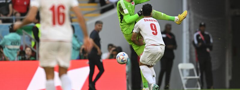 Wales-Torwart Wayne Hennessey (M) foult Irans Mehdi Taremi und wird daraufhin vom Platz gestellt. - Foto: Federico Gambarini/dpa