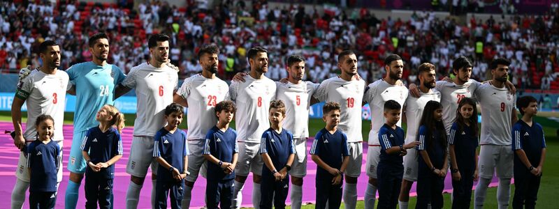 Das große Thema vor dem Spiel: Diesmal sangen die Spieler des Iran die Nationalhymne. - Foto: Federico Gambarini/dpa