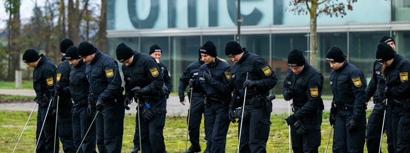 Einsatzkräfte der Bereitschaftspolizei suchen die Umgebung des Kelten Römer Museums nach möglichen Spuren ab. (Archivbild) - Foto: Lennart Preiss/dpa