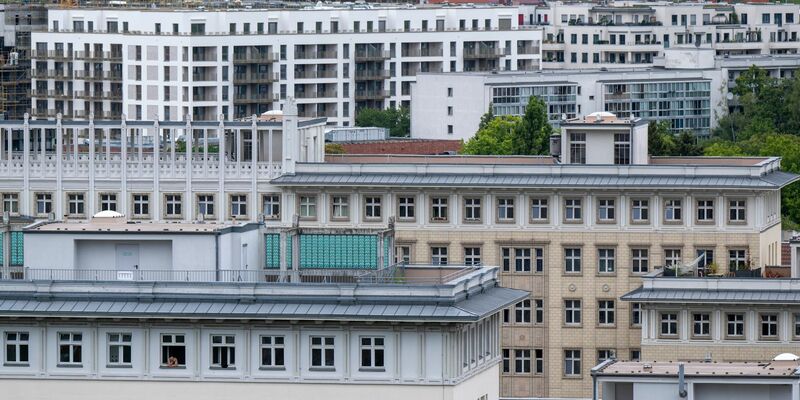 Ein Bündnis fordert eine gerechte Kostenaufteilung bei energetischen Wohnungssanierungen. - Foto: Monika Skolimowska/dpa