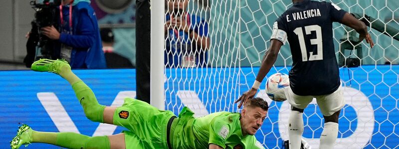 Énner Valencia staubt den Ball zum 1:1 ab. Kurz vor Schluss musste der Stürmer verletzt ausgewechselt werden. - Foto: Martin Meissner/AP/dpa