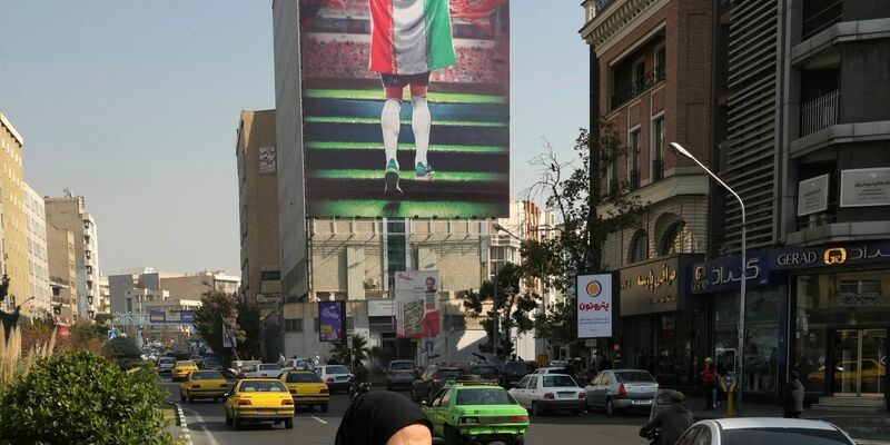 Nach seiner Festnahme im vergangenen Jahr wurde ein deutscher Tourist ins Gefängnis nach Teheran gebracht. (Archivbild) - Foto: Vahid Salemi/AP/dpa