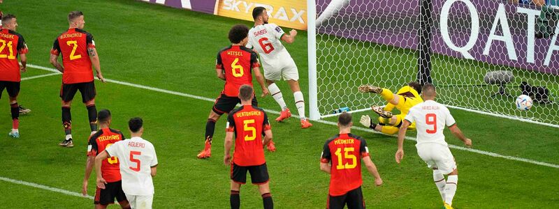 Beim ersten Gegentreffer sah Belgien-Torwart Thibaut Courtois (2.v.r) nicht gut aus. - Foto: Pavel Golovkin/AP/dpa