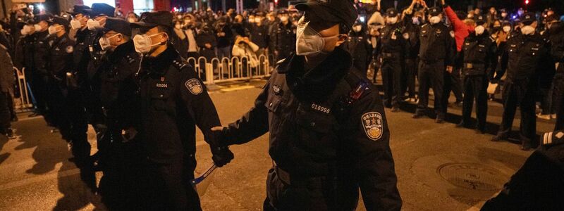 In China hat die strenge Corona-Politik am Wochenende zu den größten Protesten seit Jahrzehnten geführt. In der Hauptstadt Peking und anderen Millionenstädten gingen Demonstranten zu Hunderten auf die Straßen. - Foto: Ng Han Guan/AP/dpa