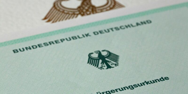 Wie oft ein Einbürgerungsantrag wegen Hinweisen auf extremistische Bestrebungen abgelehnt wird, wird in den meisten Bundesländern statistisch erfasst. - Foto: Fernando Gutierrez-Juarez/dpa