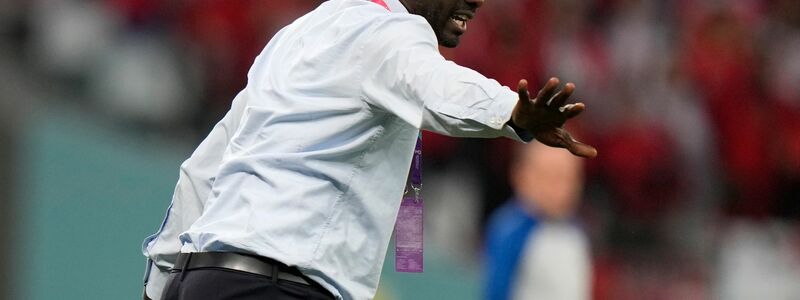 Ghanas Cheftrainer Otto Addo feuert seine Spieler an. - Foto: Luca Bruno/AP/dpa