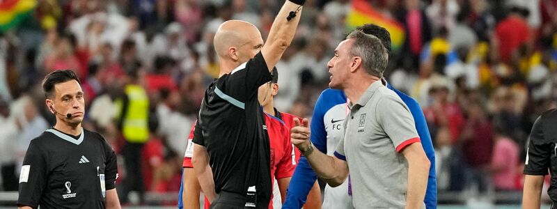 Südkoreas Cheftrainer Paulo Bento sah nach dem Schlusspfiff noch die die Rote Karte. - Foto: Lee Jin-Man/AP/dpa